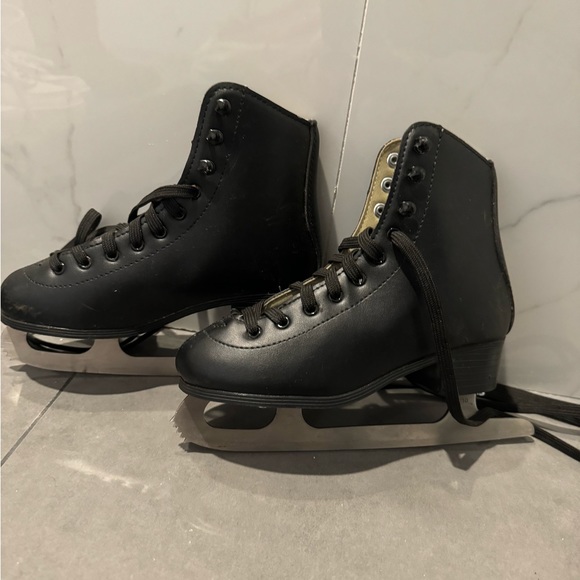 Boys Ice skates size 2, black, like new - Picture 1 of 2